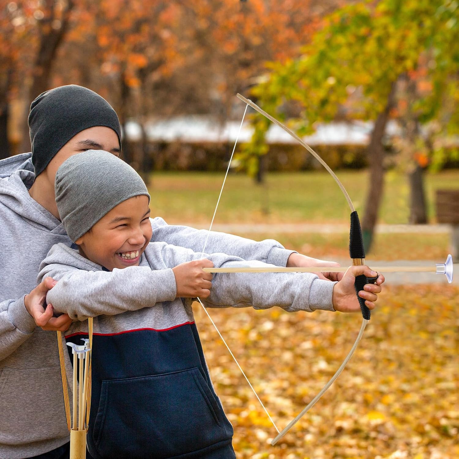 Juego de arco y flecha de madera para niños, incluye 4 lazos de madera, 12 flechas de madera con ventosas y 4 soportes para flechas para jugar al