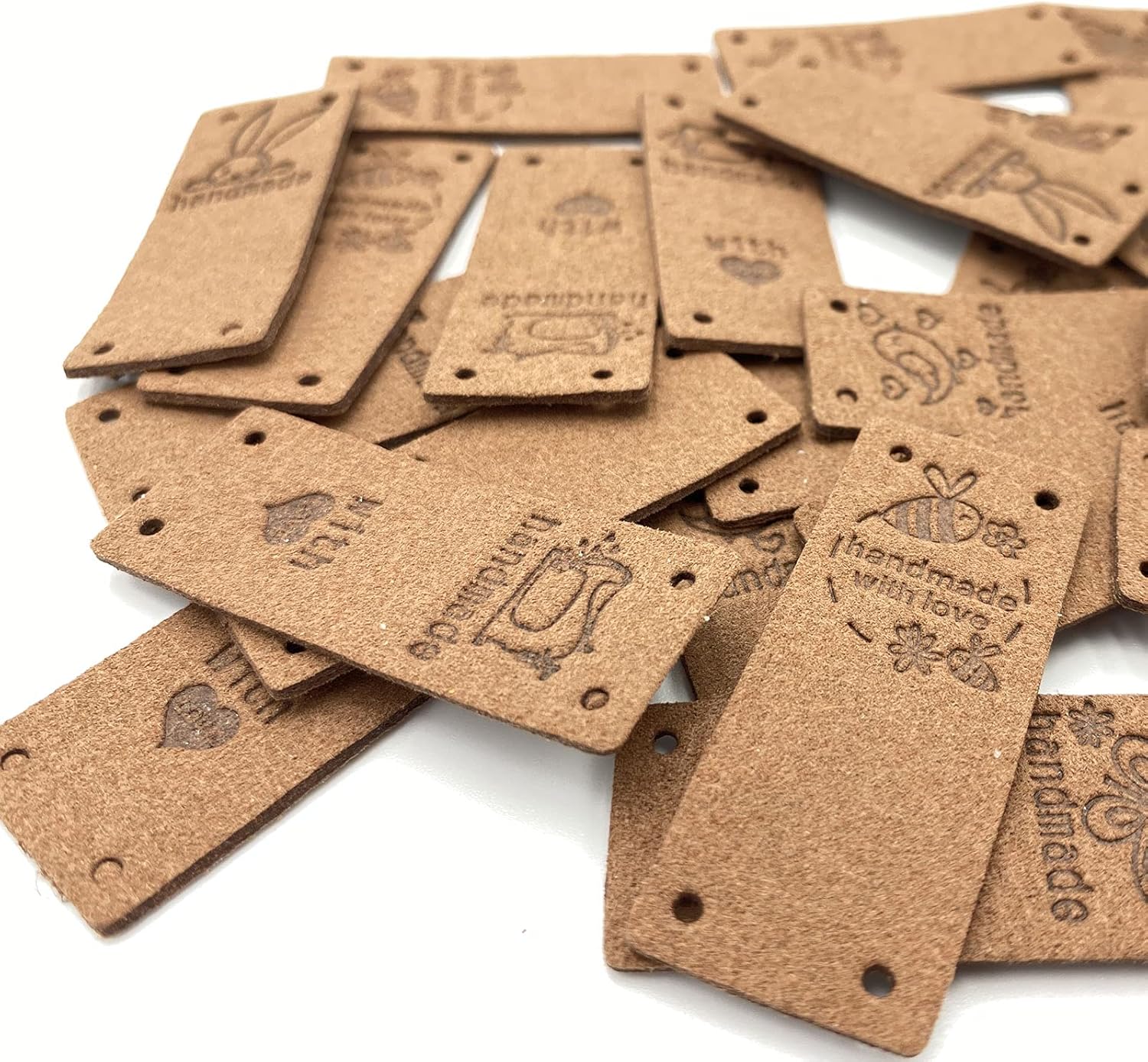 Gewene 50 etiquetas de piel sintética hechas a mano, etiquetas hechas a mano, botones con agujeros en relieve, adorno de punto para jeans, bolsas,