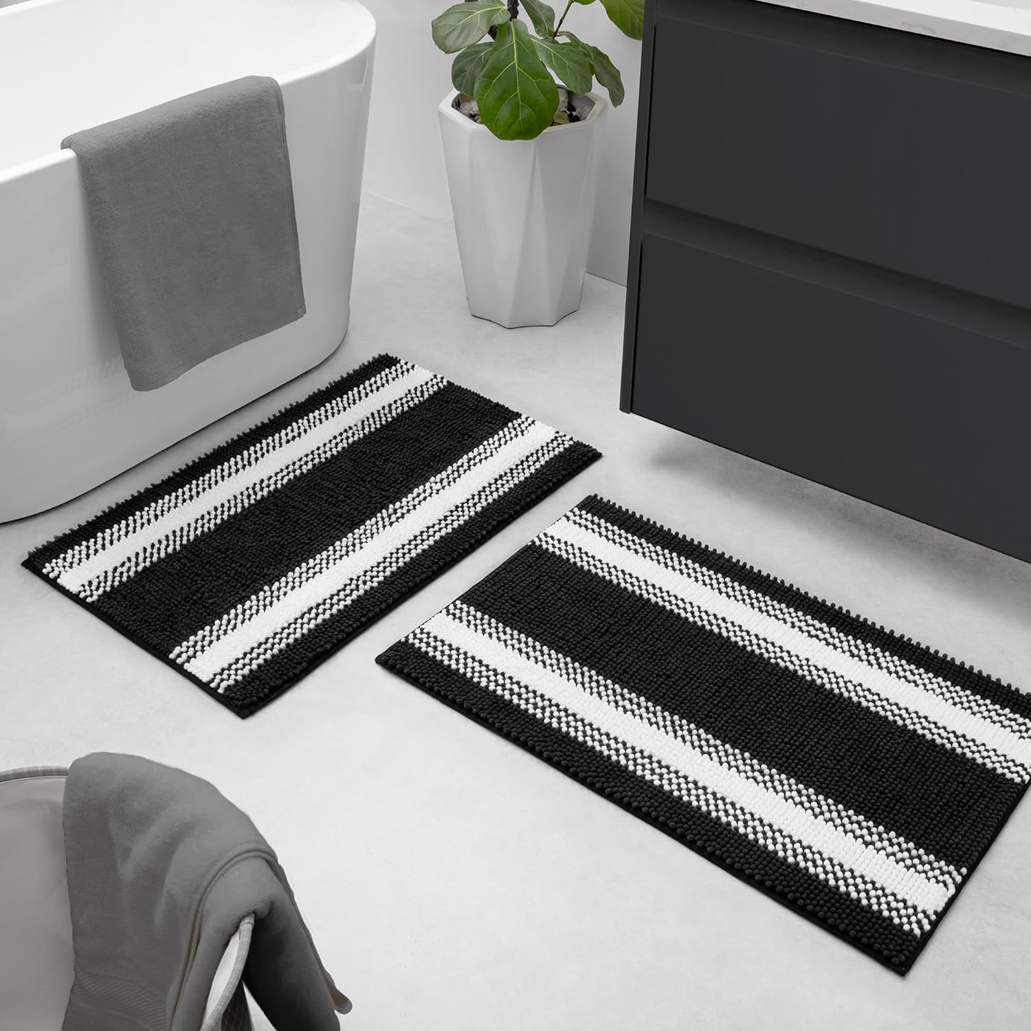 GRANNY SAYS Juego de 2 alfombras de baño antideslizantes, color blanco y negro para suelo de baño, juego de tapetes de baño de felpilla ultra suave,