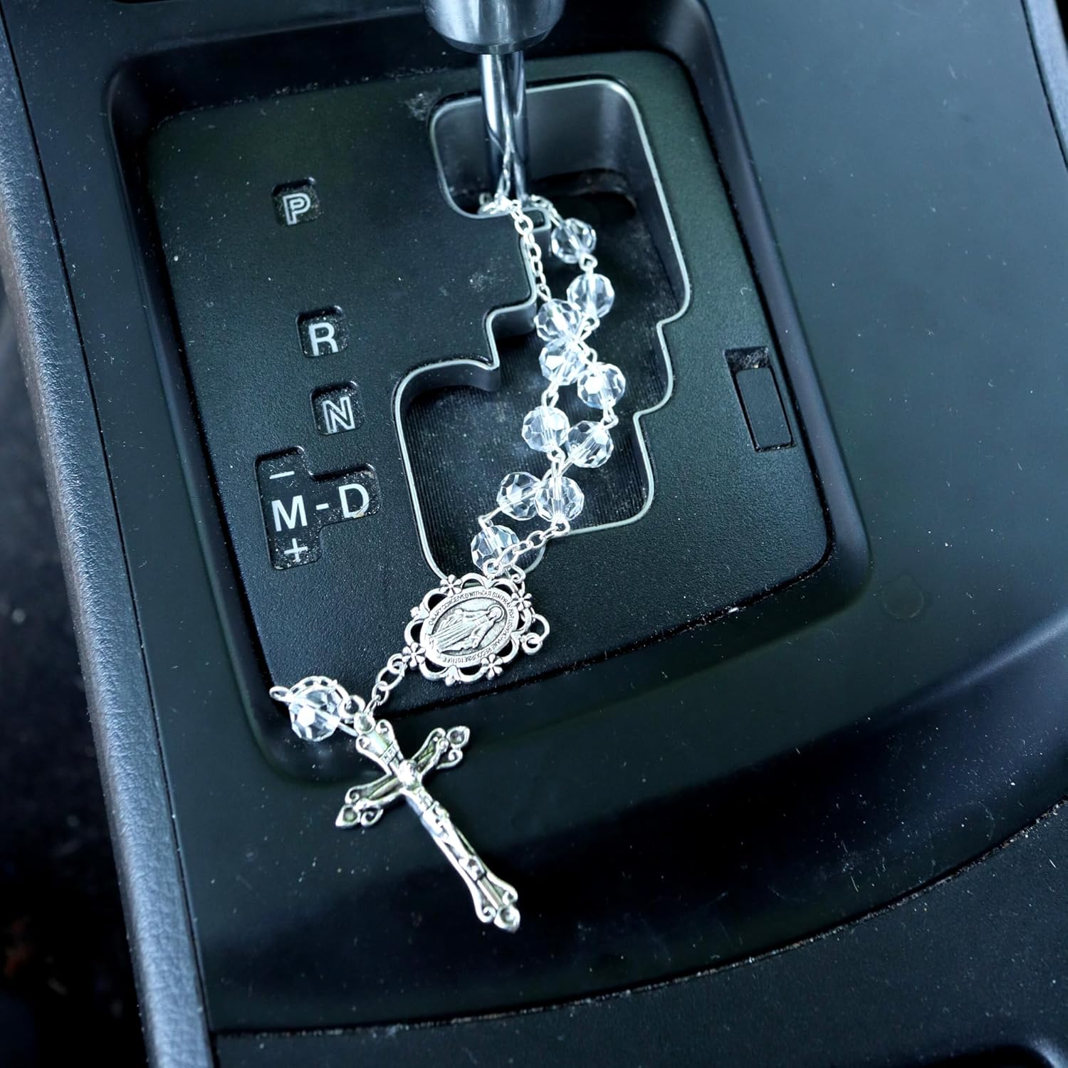 Our Lady of Grace – Rosario para automóvil con cuentas, accesorio para colgar en el espejo del automóvil y devocional sobre la marcha, caja de