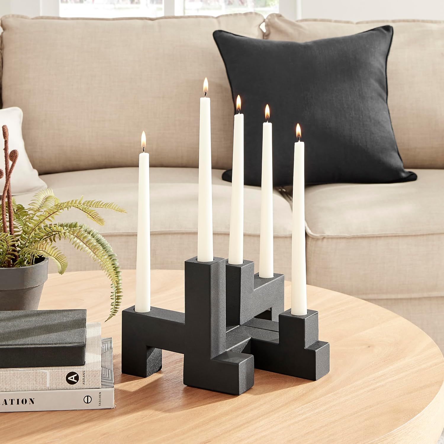 Danya B. Juego de candelabros cónicos apilables de metal negro contemporáneo de 2 piezas
