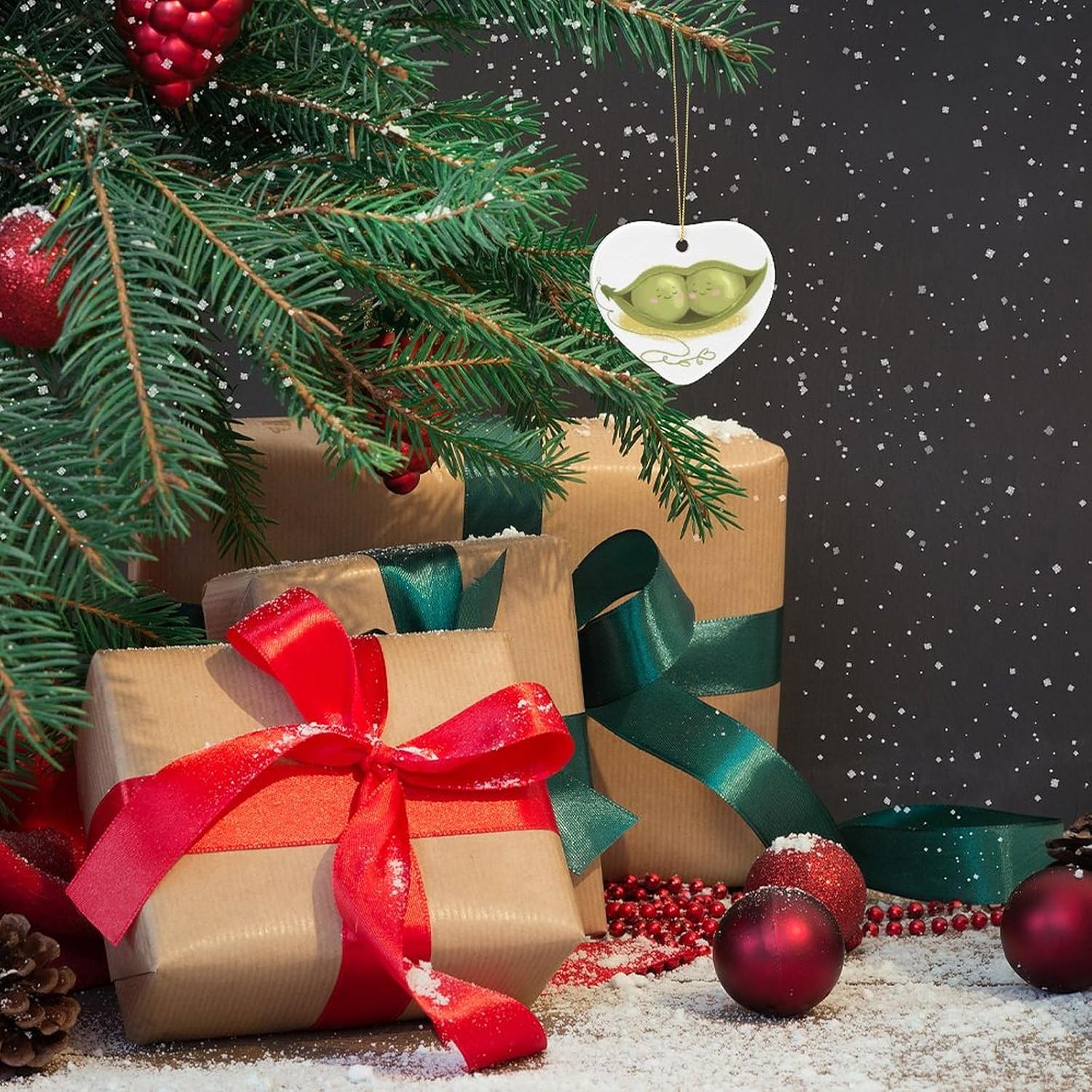 Adornos de cerámica para árbol de Navidad, 2.8 pulgadas con caja para árbol de Navidad, adorno en forma de corazón, dos guisantes verdes en la vaina