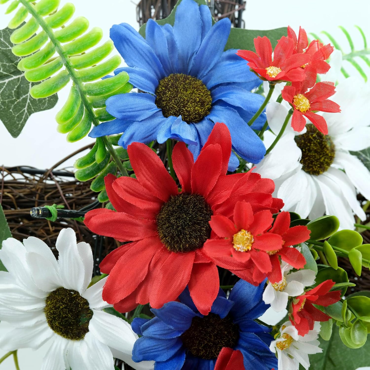 YULETIME Estaca de cruz de jardín roja, blanca y azul, funciona con energía solar con luces de hadas, cruz de metal, ratán natural, margaritas rojas