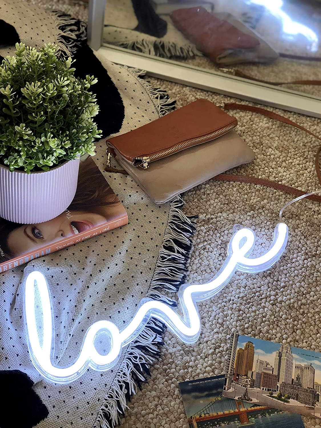 Amped & Co – Luz de neón LED de amor, 18 x 9 pulgadas – Decoración de habitación para colgar en la pared, letrero de neón de amor – Letrero LED de