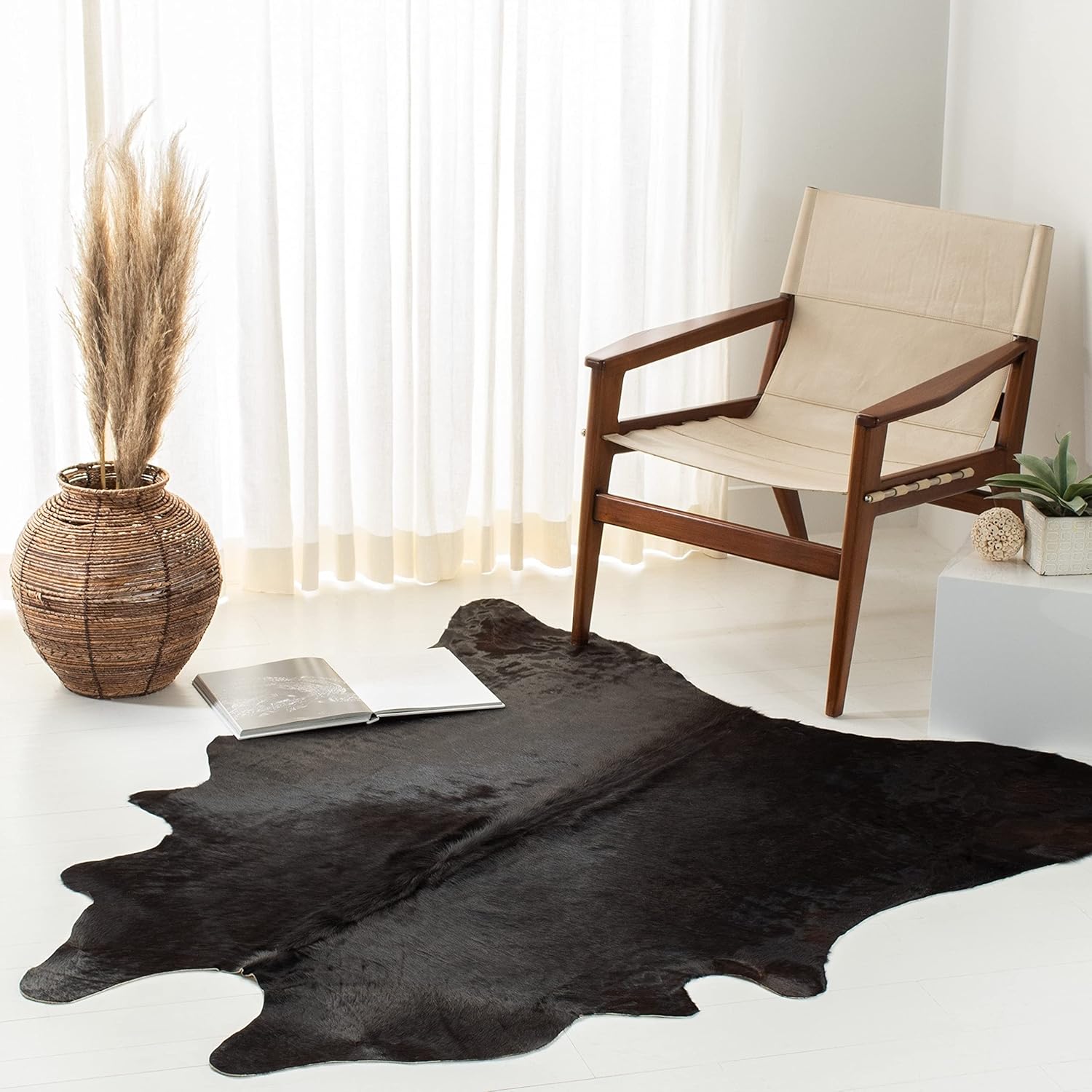 SAFAVIEH Cow Hide Collection – Alfombra decorativa de 4 pies 7 pulgadas x 5 pies 8 pulgadas, color negro y marrón, hecho a mano rústico de piel de