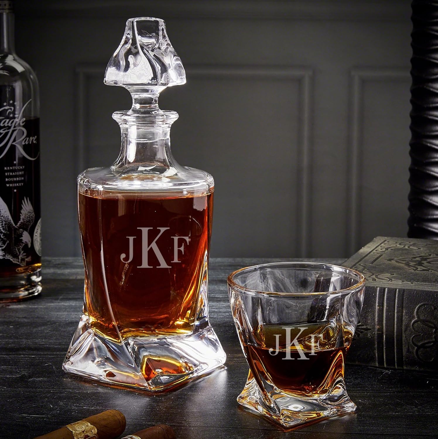 HomeWetBar Set de regalo de decantador de whisky de cristal torcido grabado (producto personalizado)