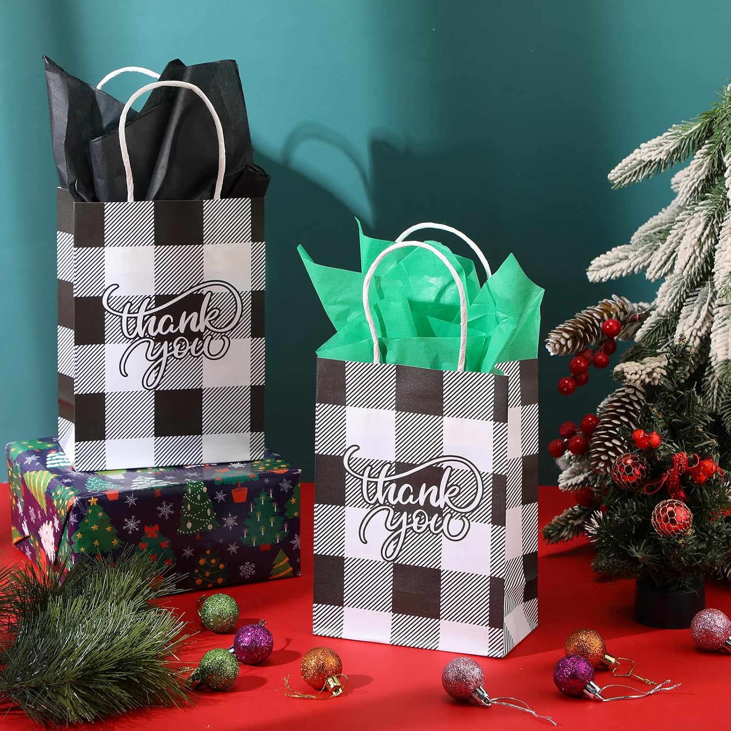 Cholemy 50 bolsas de Navidad a cuadros con 50 hojas de papel de seda de 8.3 x 5.9 x 3.15 pulgadas, bolsas de regalo de Navidad de agradecimiento,