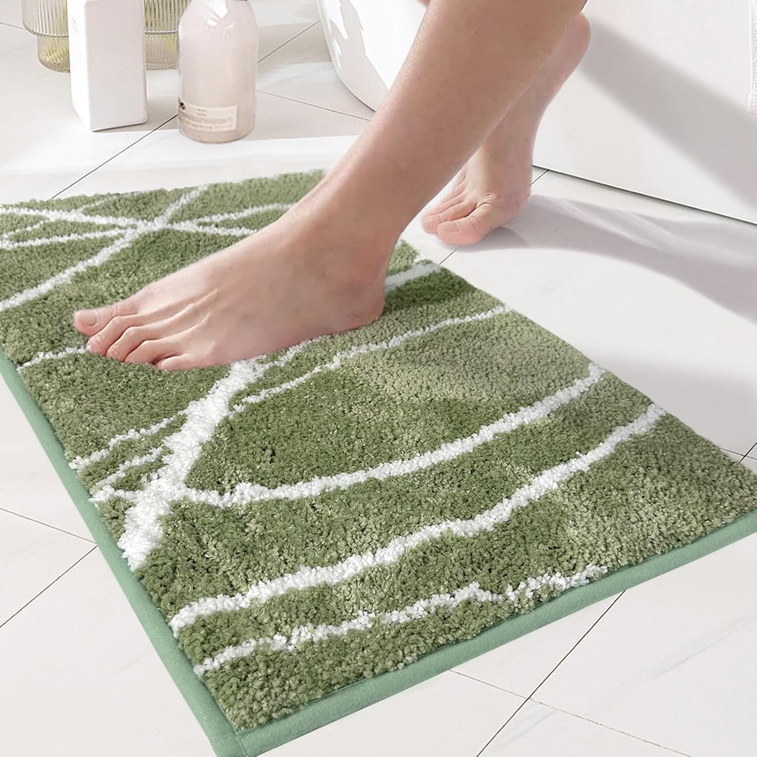 Tititex Alfombra de baño de lujo verde salvia con línea curva blanca, 20 x 32 pulgadas, alfombra de baño de microfibra extra suave y absorbente,
