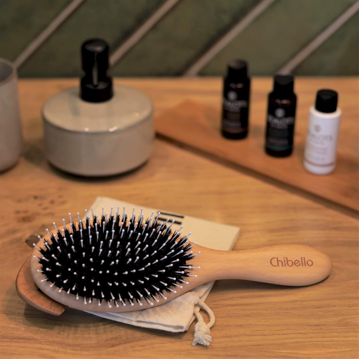 Juego de cepillos de cerdas de jabalí para cabello grueso y normal. Mango de madera natural pulida a mano para un aspecto y sensación refinados.