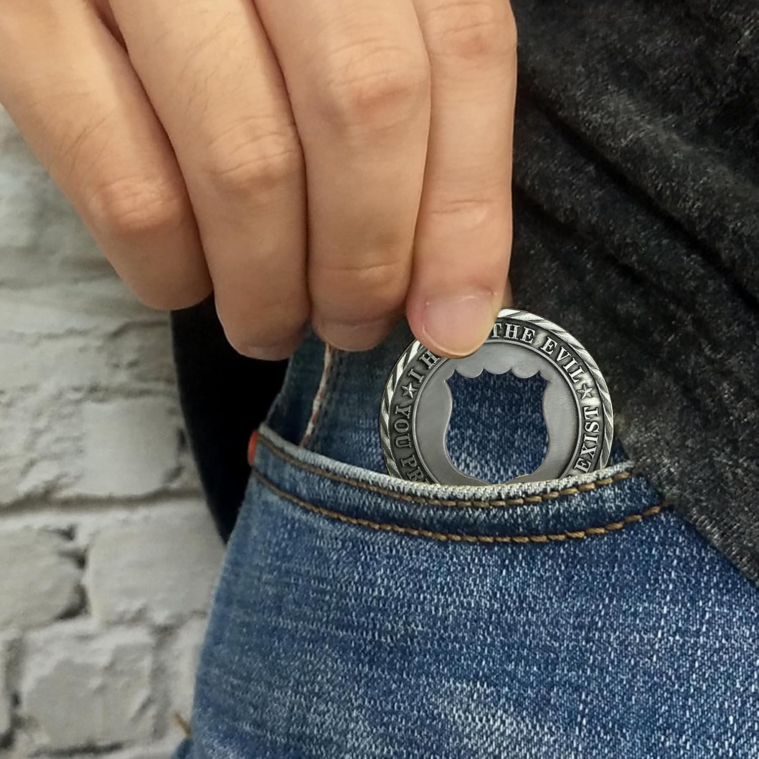 Policía desafía monedas regalos de aplicación de la ley con símbolo de policía hueco hacia fuera