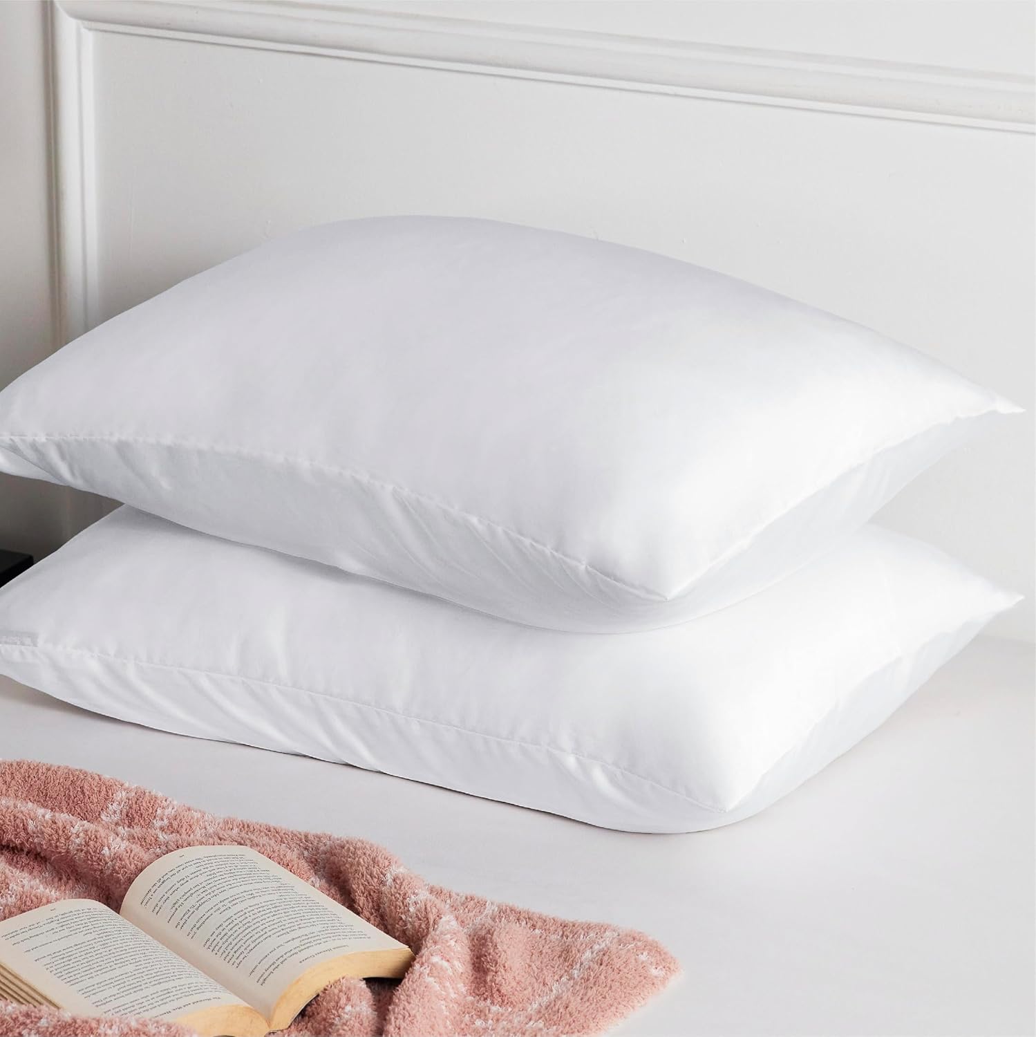 Bedsure Funda de almohada de satén sedoso para el cabello, fundas de almohada de satén blanco tamaño estándar con cremallera, paquete de 2 unidades,