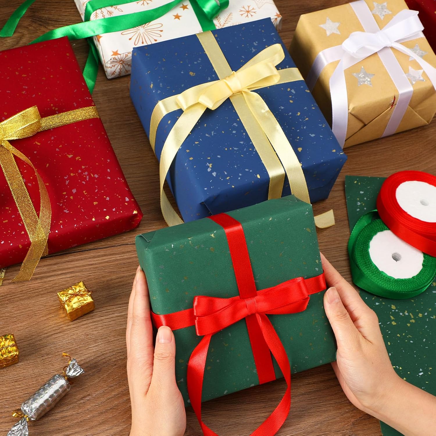 DECYOOL – 4 rollos de cintas navideñas de satén de 100 yardas de 0.591 in de ancho, para envolver regalos y decoración de Navidad, color rojo y verde