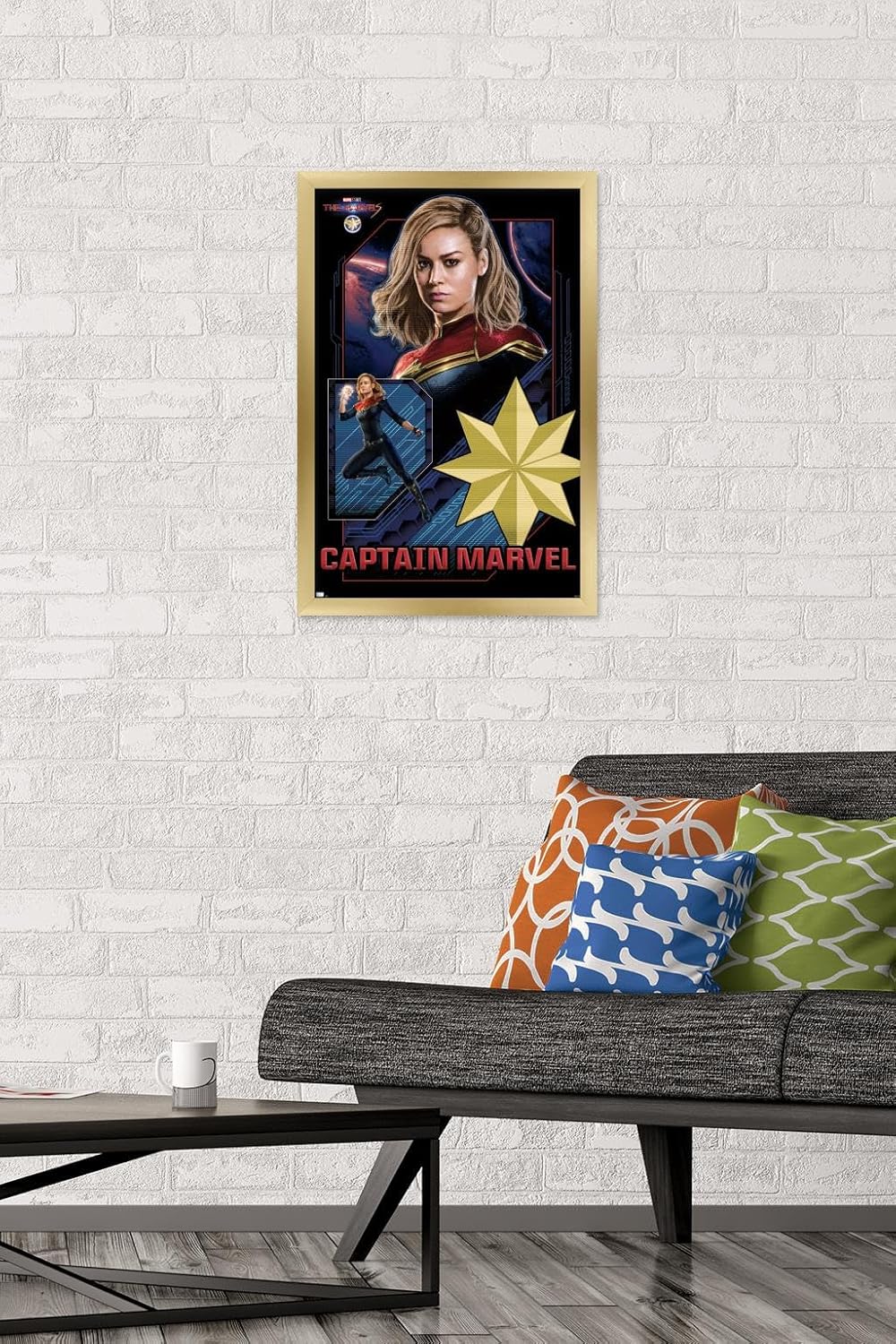 Trends International Marvel The Marvels – Póster de pared del Capitán Marvel, 14.72 x 22.37 pulgadas, versión enmarcada en oro