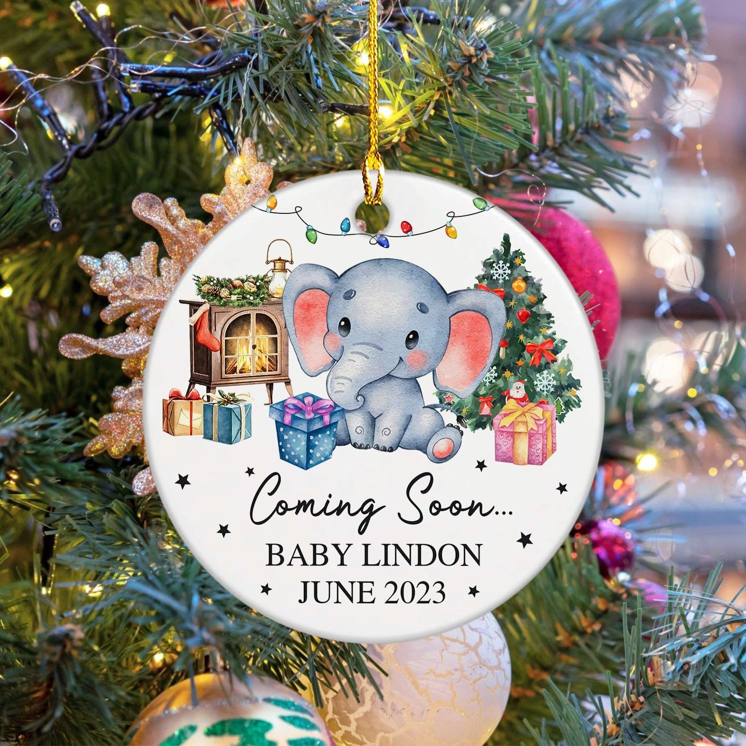 Coming Soon – Adorno de Navidad 2023 para bebé, nombre de bebé personalizado y fecha, elefante bebé con caja de regalo, adorno de árbol de Navidad,