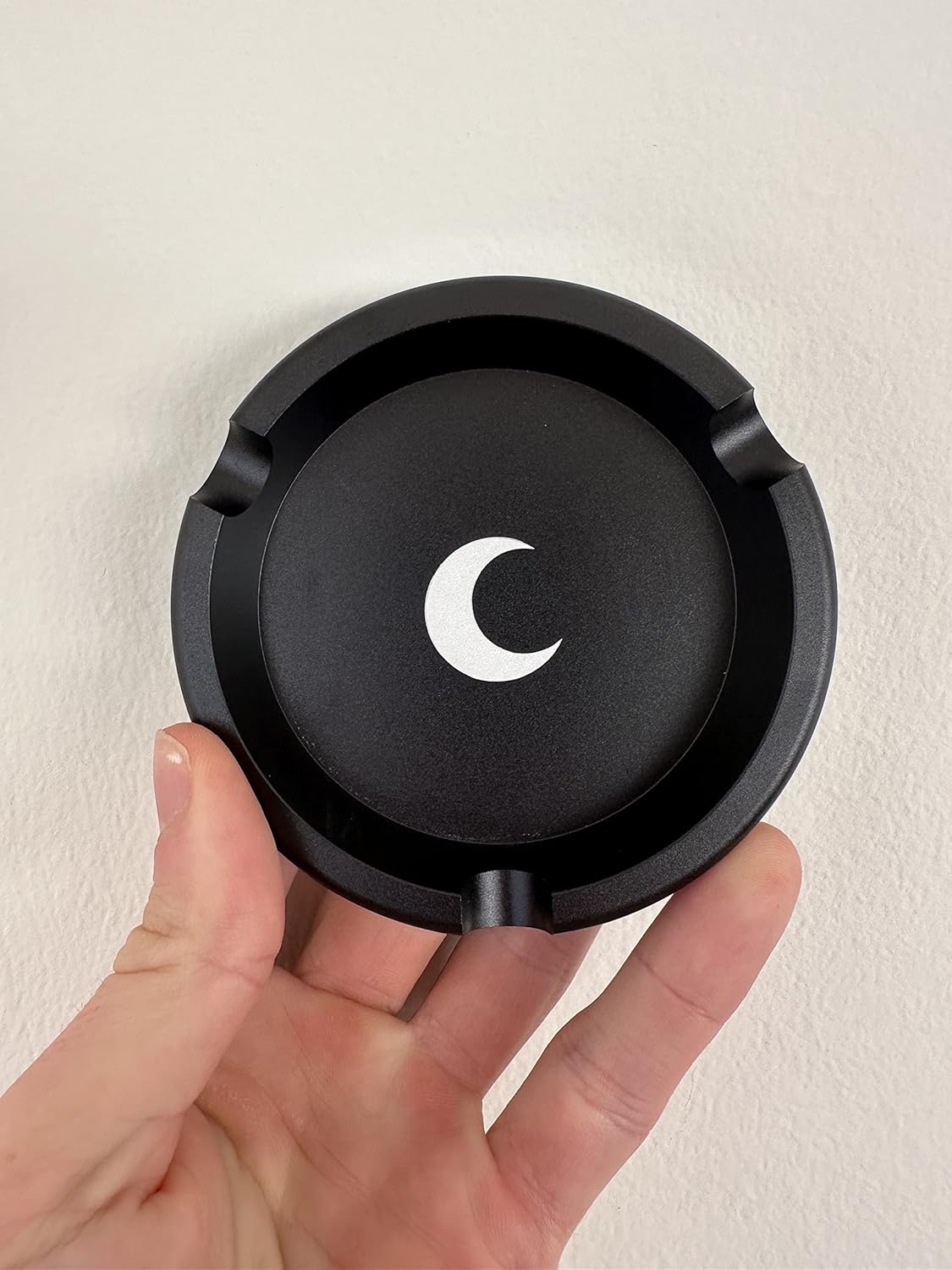 Brando Moon Cenicero de metal redondo pequeño negro – Lindo adorno para el hogar, oficina, decoración de interiores