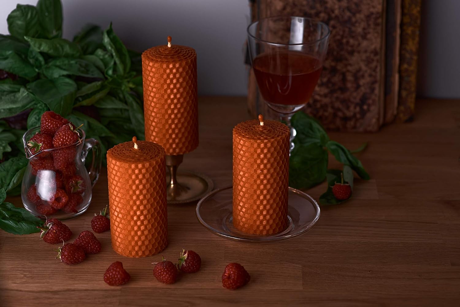 Juego de velas de cera de abeja naranja. 3 velas de pilar de cera de abeja de colores con aroma a miel natural y dije de panal hecho a mano para