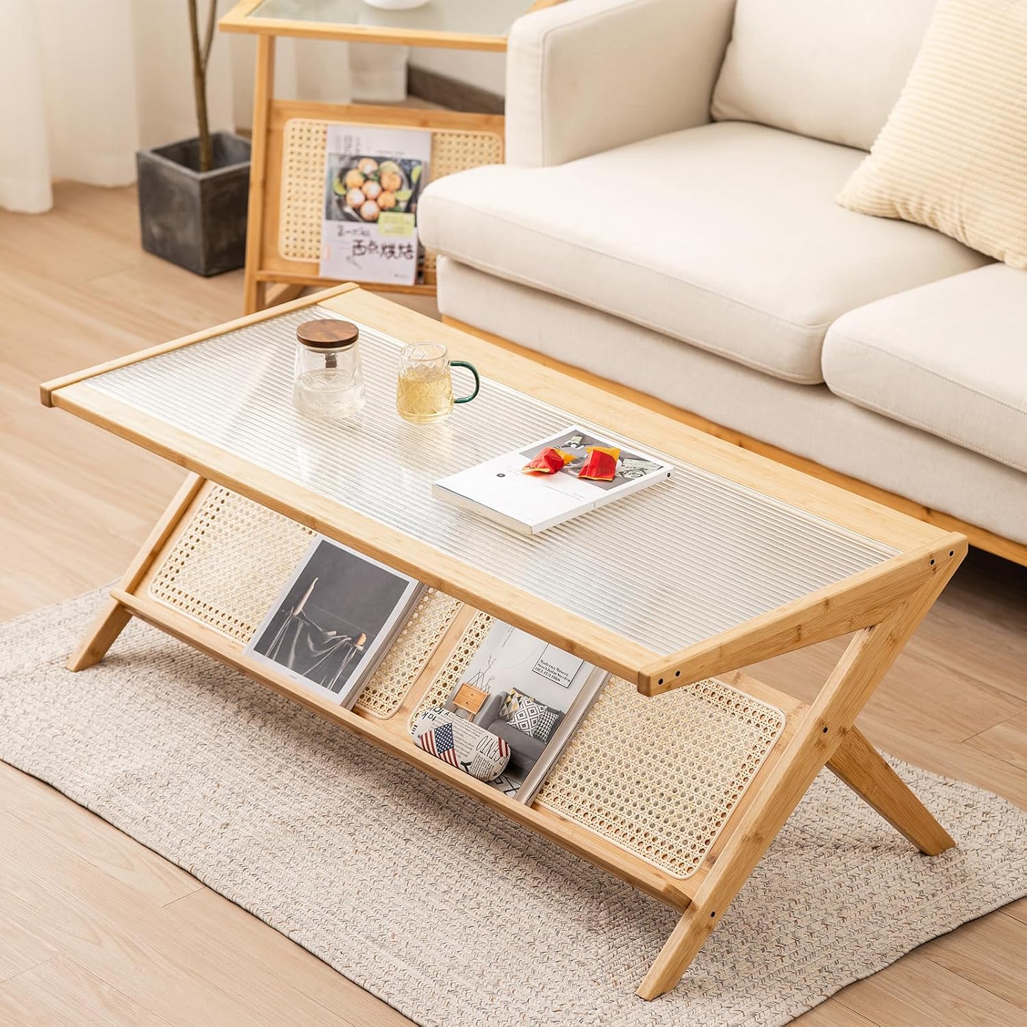 Tangkula Mesa de centro de bambú, mesa central moderna con mesa de vidrio templado y estante abierto de ratán, mesa de té rectangular de 2 niveles