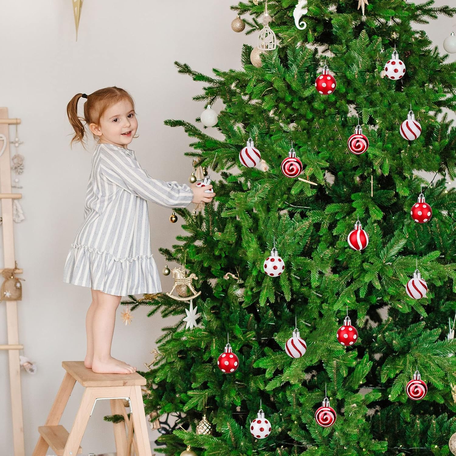 Bolas de Navidad adornos mini colgantes para árbol de Navidad, bolas de Navidad rojas y blancas, adornos decorativos para colgar con lazo para