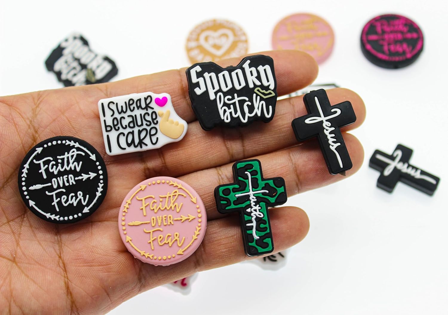 Decoendiy 20 cuentas focales sueltas de silicona, cuentas en forma de calavera de cruz de Halloween, cuentas impresas de letras del alfabeto de