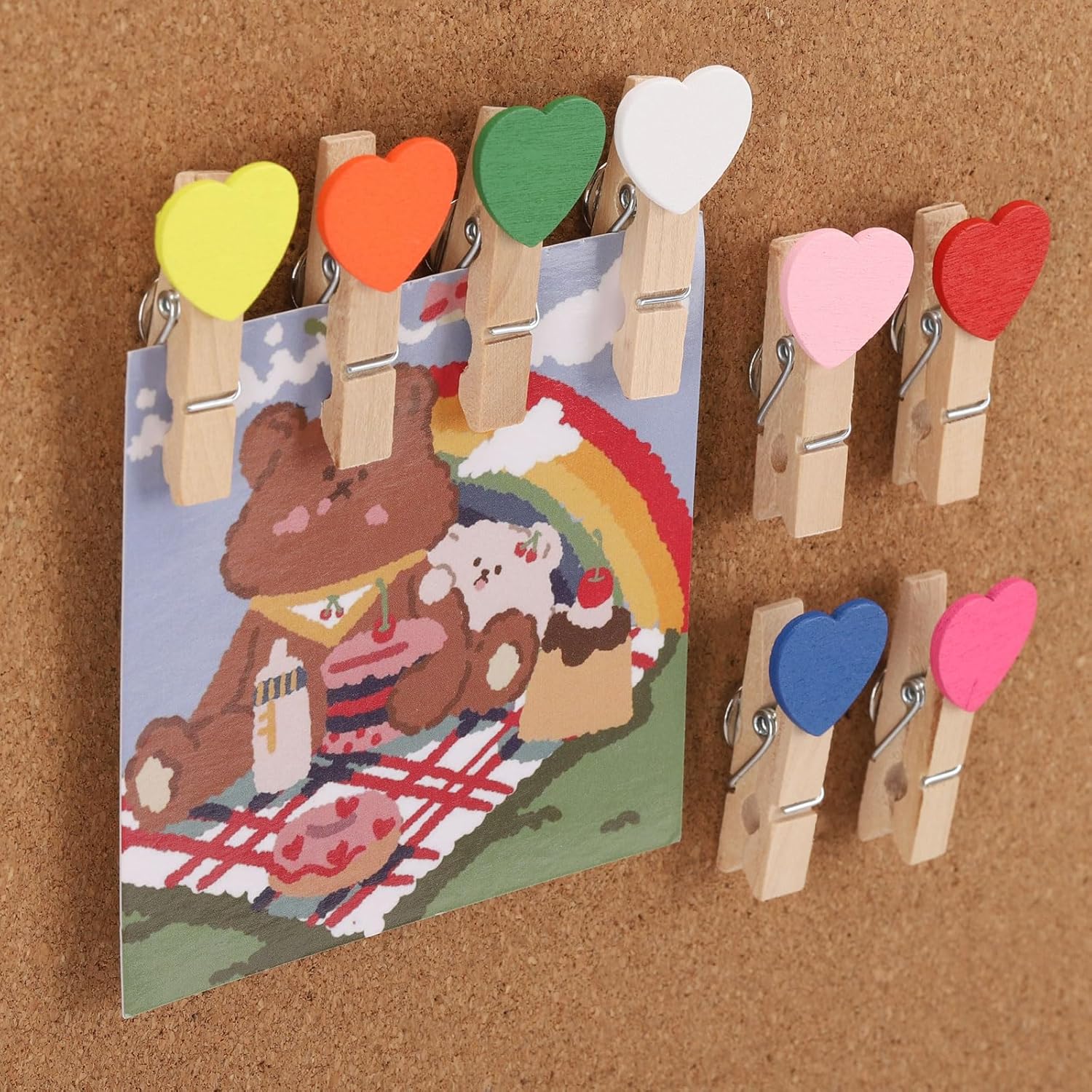 100 pines coloridos de corazón con clips de madera, alfileres decorativos, tachuelas para tablero de corcho, tablón de anuncios, notas de obras de