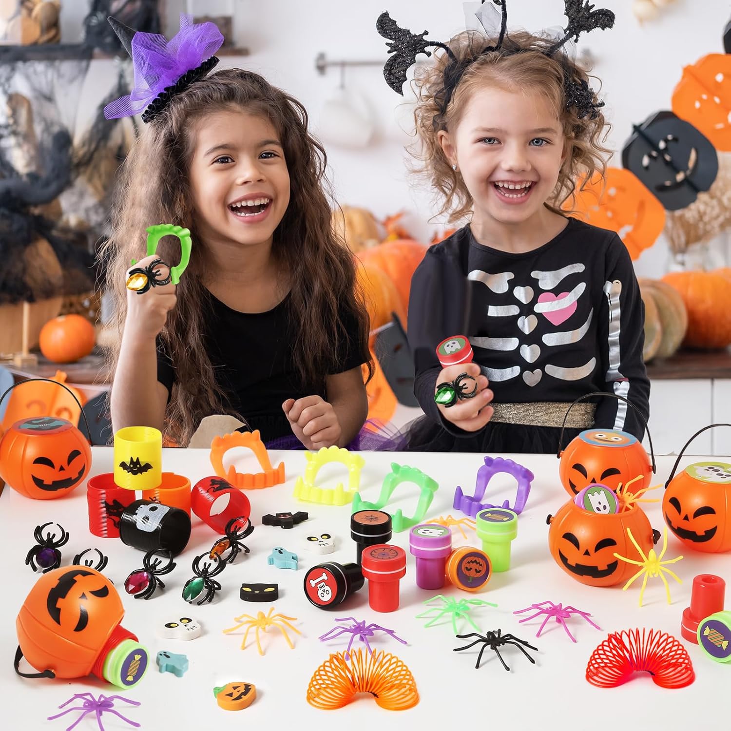 168 piezas de recuerdos de fiesta de Halloween para niños, paquete de 24 calabazas precargadas de Halloween con juguetes, araña, dientes de vampiro,