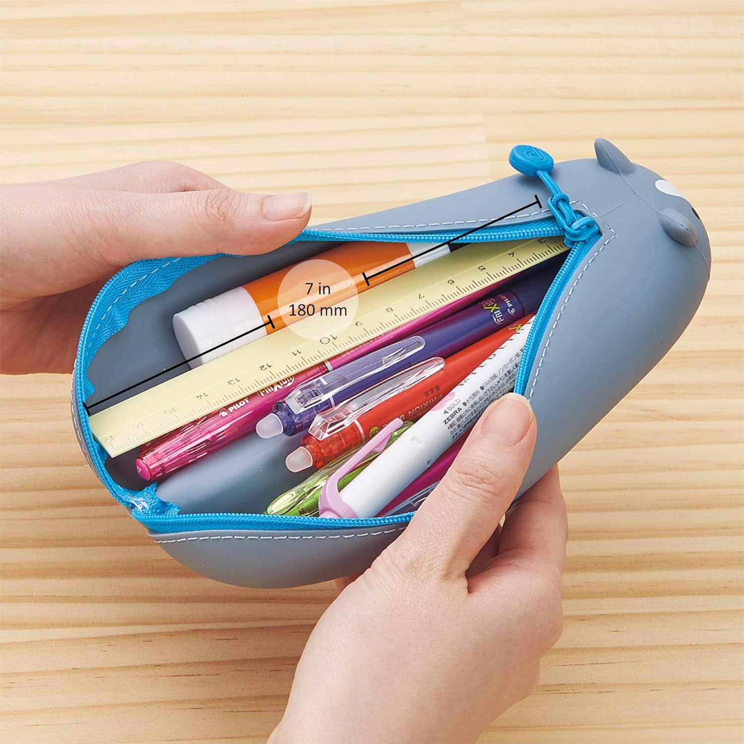LIHITLAB PuniLabo – Estuche para bolígrafos con cremallera, horizontal, 2.5 x 7.9 pulgadas, pingüino (A7781-10)