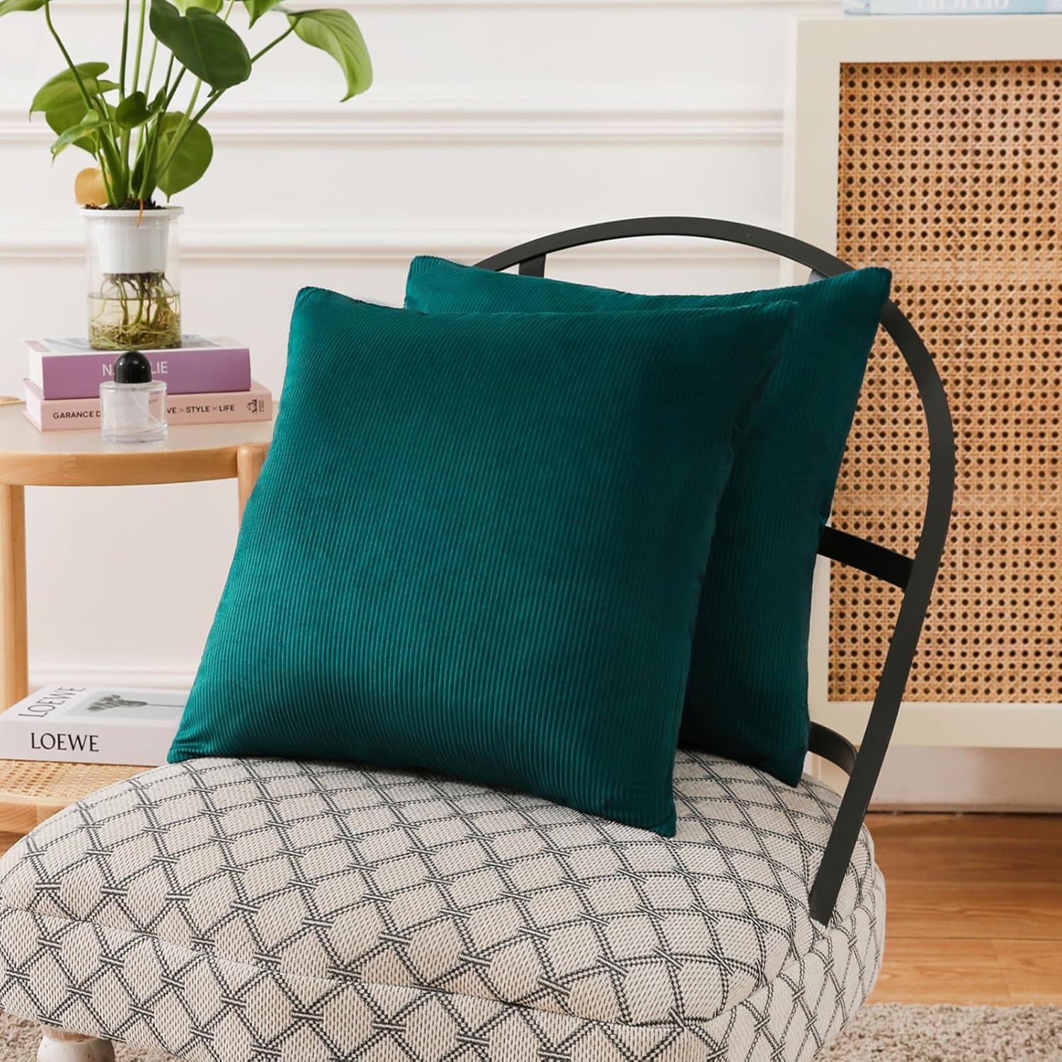 JIAHANNHA Juego de 2 fundas de almohada de terciopelo verde azulado de 20 x 20 pulgadas, fundas de cojín cuadradas con diseño de rayas suaves y