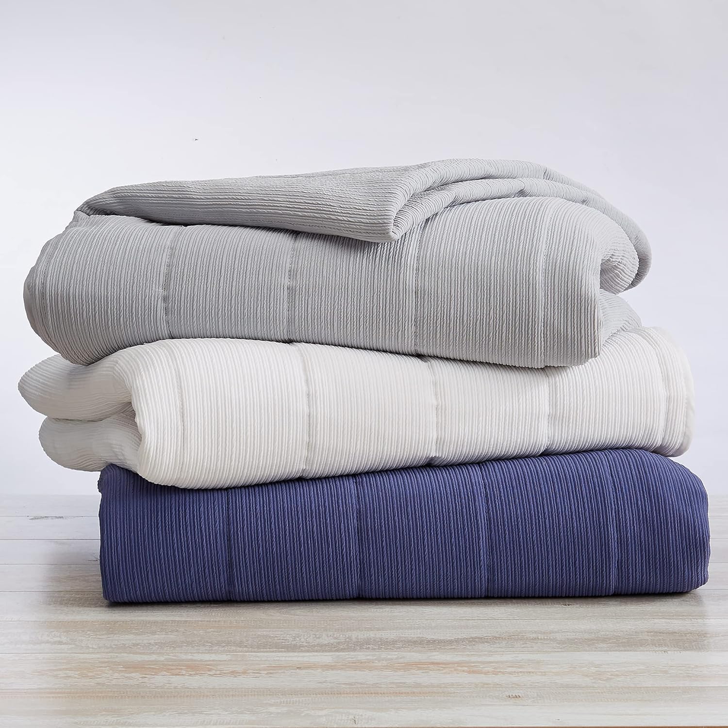 Great Bay Home Edredón de 3 piezas de elastano blanco matrimonialqueen con 2 fundas de almohada  Colchas acogedoras y modernas para todas las