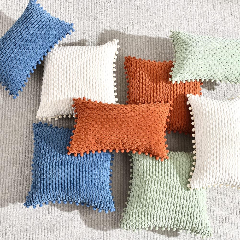 Fancy Homi Juego de 2 fundas de almohada decorativas de color azul polvoriento de 16 x 16 pulgadas con pompones para sofá y cama, sillón, estilo