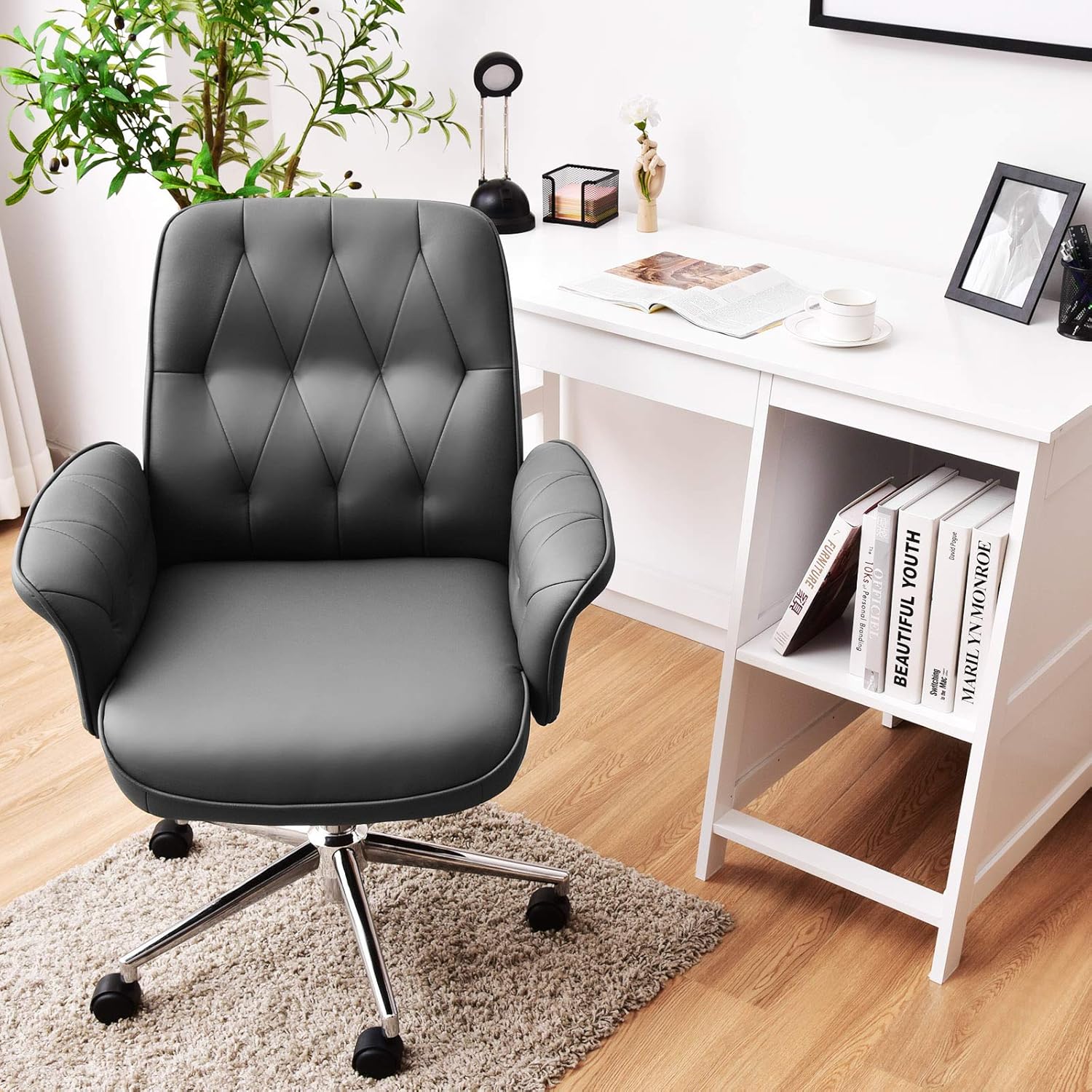 Giantex Silla de escritorio de oficina moderna, silla de acento ajustable de piel sintética con ruedas, silla de escritorio giratoria, silla de