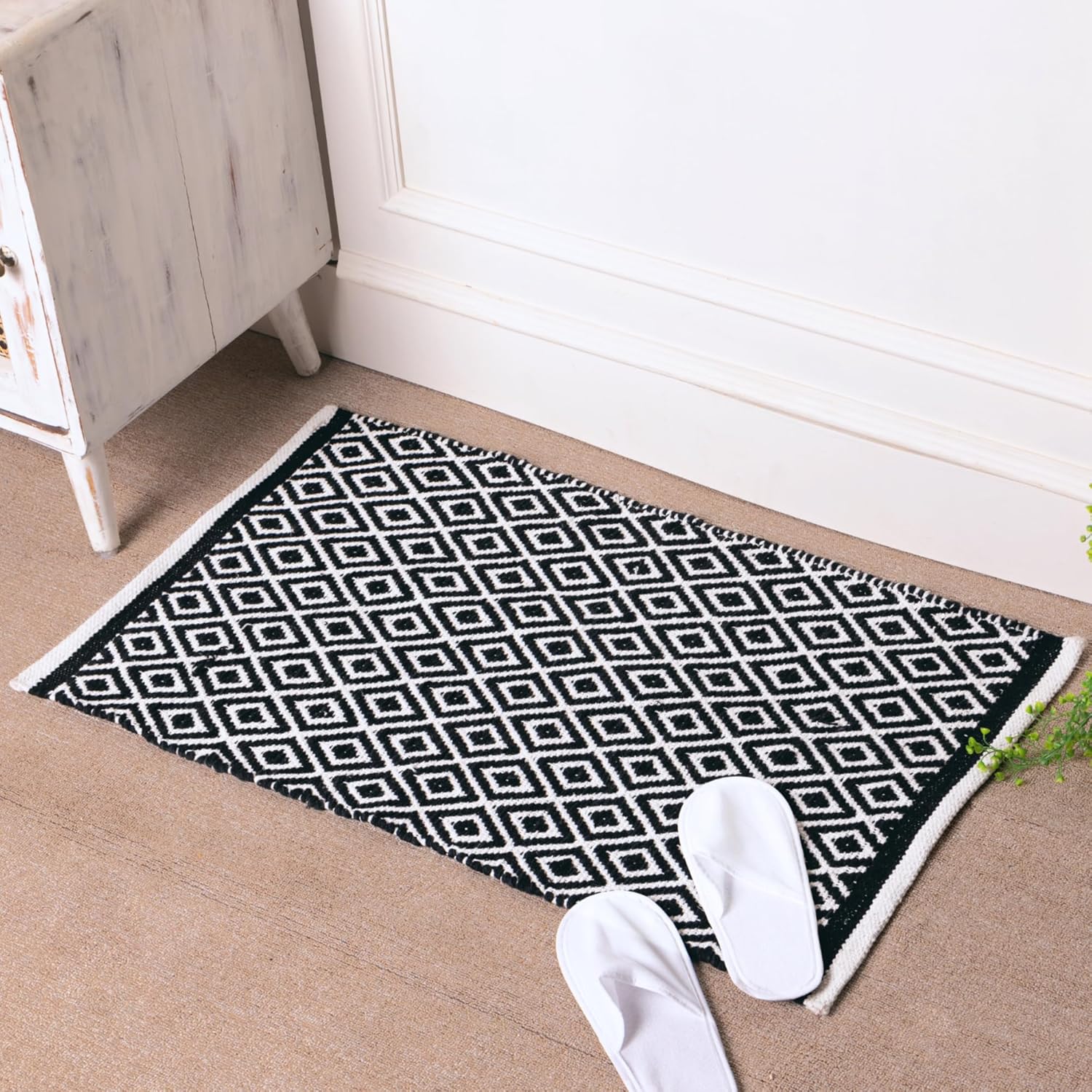 RAJRANG – Alfombra pequeña de algodón blanco y negro para entrada con patrón geométrico de diamante, 34 x 21 pulgadas, rectangular