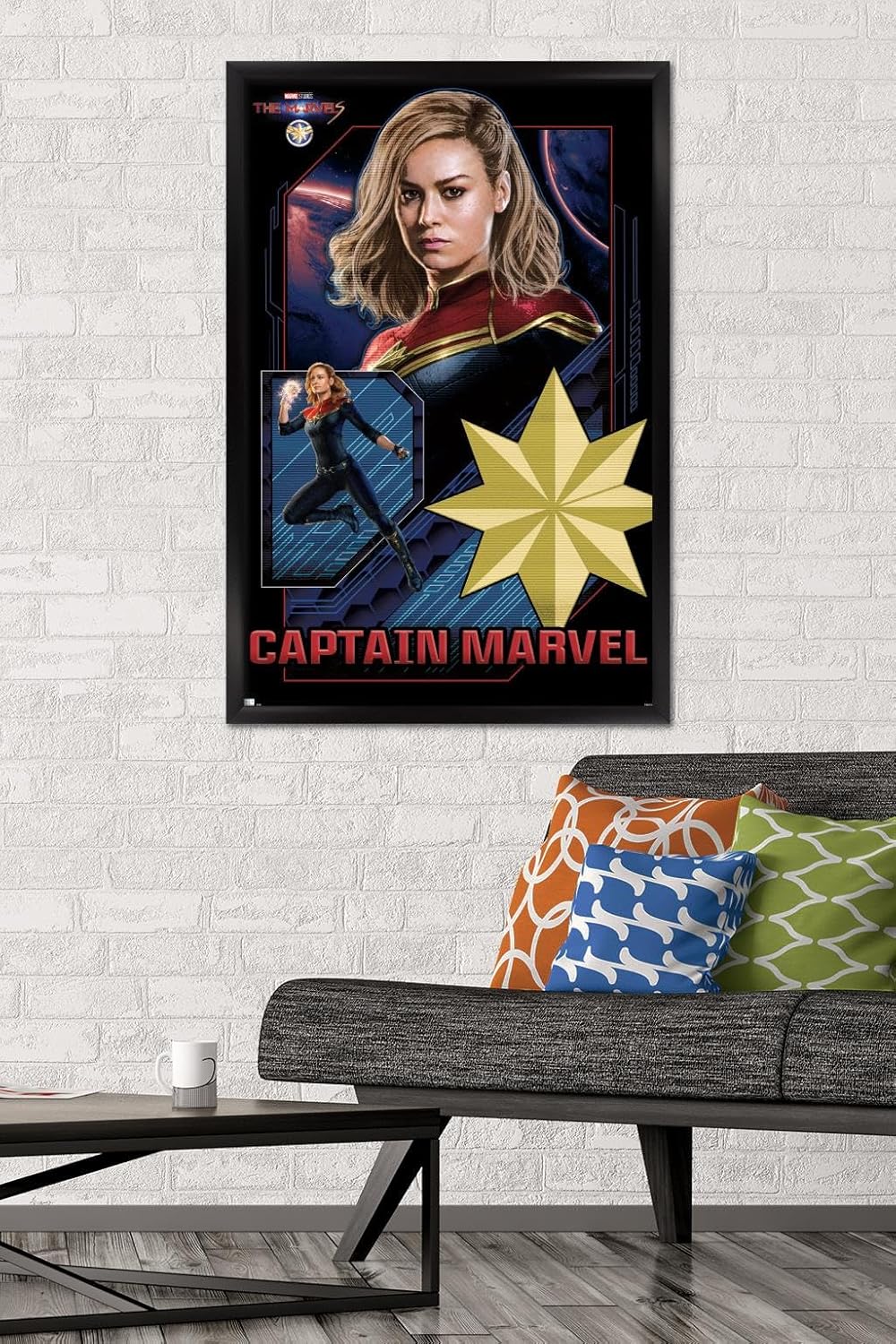Trends International Marvel The Marvels – Póster de pared de Capitán Marvel, 22.37 x 34.00 pulgadas, versión enmarcada en negro