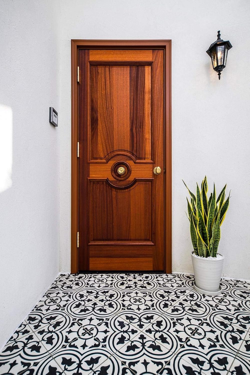 Azulejo porcelánico blanco y negro Flora de 8 x 8 pulgadas (10 unidades)