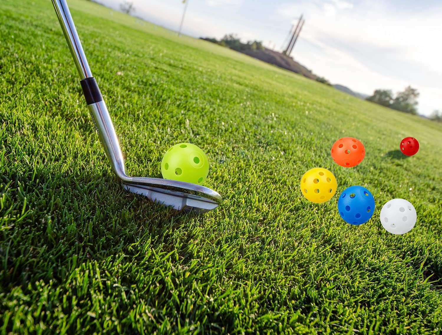 KISEER Paquete de 90 pelotas de golf coloridas de plástico para práctica, flujo de aire, pelotas de golf huecas de entrenamiento con malla de