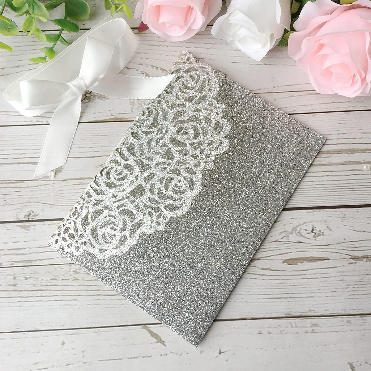 5.1 x 7.1 pulgadas, 50 invitaciones de boda personalizadas con purpurina plateada cortadas con láser con sobres y bolsillo hueco de rosa con cinta e