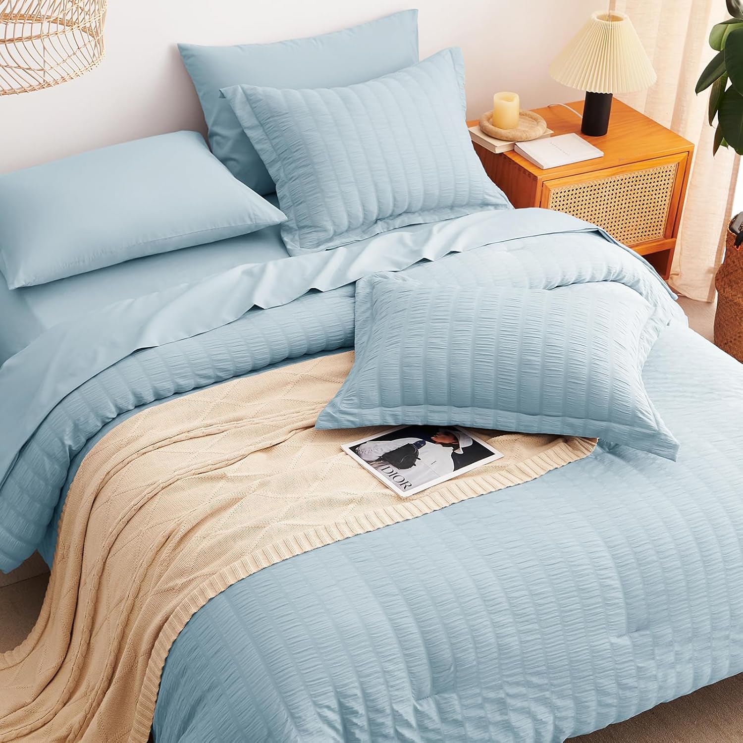 CozyLux Juego de edredón de sirsaca tamaño King con cama azul claro en una bolsa, juego de ropa de cama de 7 piezas para todas las estaciones con