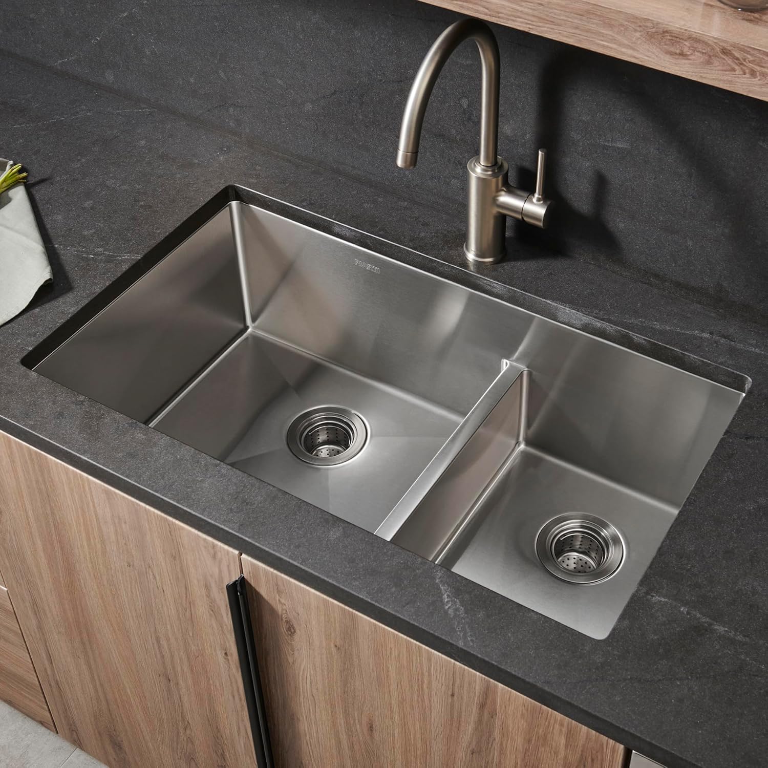 Ruvati RVH7419 – Fregadero de cocina de acero inoxidable de calibre 16 de 33 pulgadas, radio apretado 6040 de bajo división