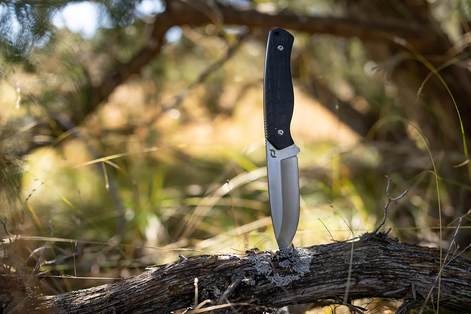 Schrade Delta Class Exertion – Hoja fija de punto de caída de 8.5 pulgadas con hoja de acero AUS-10 de 4 pulgadas y agarre antideslizante para