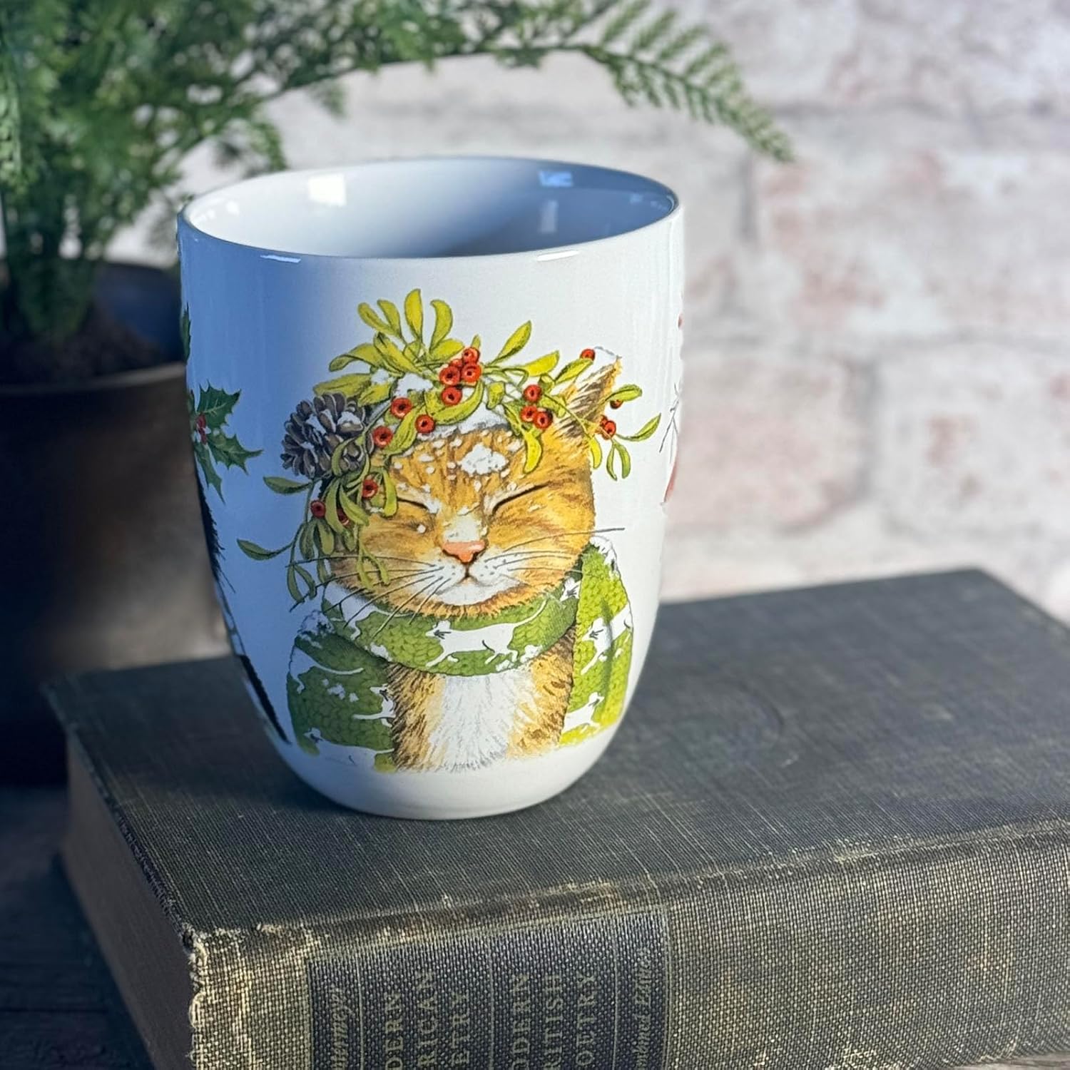 Mary Lake-Thompson Winter Cat and Birds – Taza de cerámica de 16 onzas