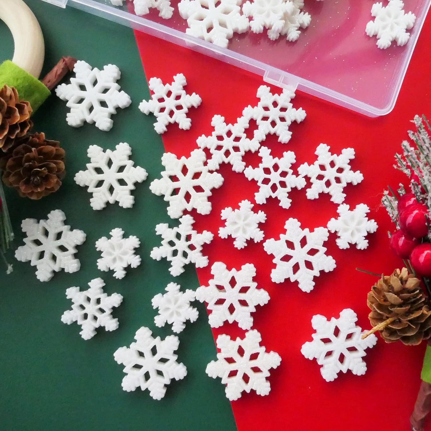 HADDIY Pequeños copos de nieve para manualidades, 60 piezas de mini copos de nieve de plástico con purpurina blanca para adornos de Navidad y