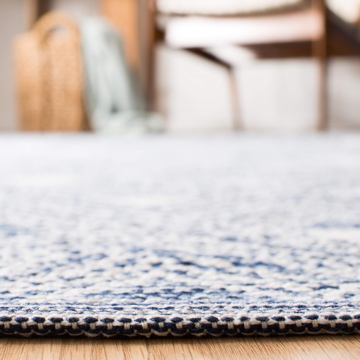 SAFAVIEH Colección Montauk – Alfombra de área de 5 x 8 pies, color azul marino y marfil, algodón hecho a mano, ideal para zonas de alto tráfico en