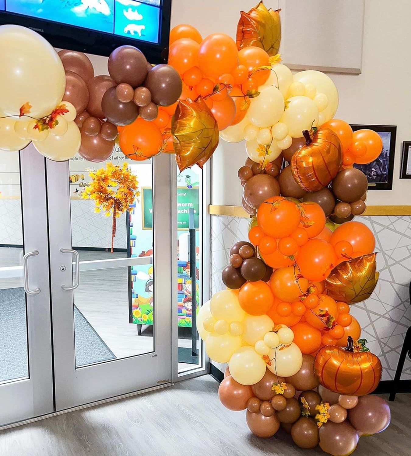FLOHUAER Kit de arco de guirnalda de globos naranjas de otoño, 142 globos naranja y marrón para decoración de fiesta de baby shower de otoño y