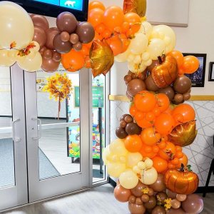 FLOHUAER Kit de arco de guirnalda de globos naranjas de otoño, 142 globos naranja y marrón para decoración de fiesta de baby shower de otoño y FLOHUAER Kit de arco de guirnalda de globos naranjas de otoño, 142 globos naranja y marrón para decoración de fiesta de baby shower de otoño y