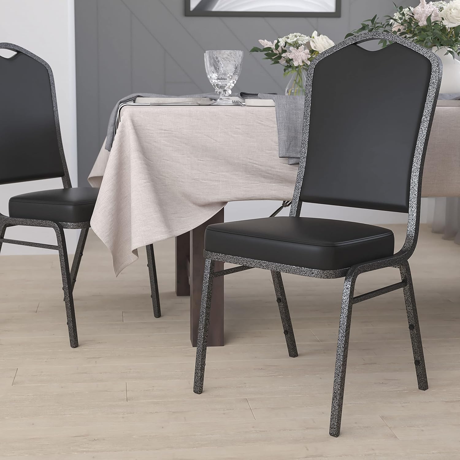 BizChair Silla apilable trasera del banquete de la corona, marco negro de la vena del vinilode plata