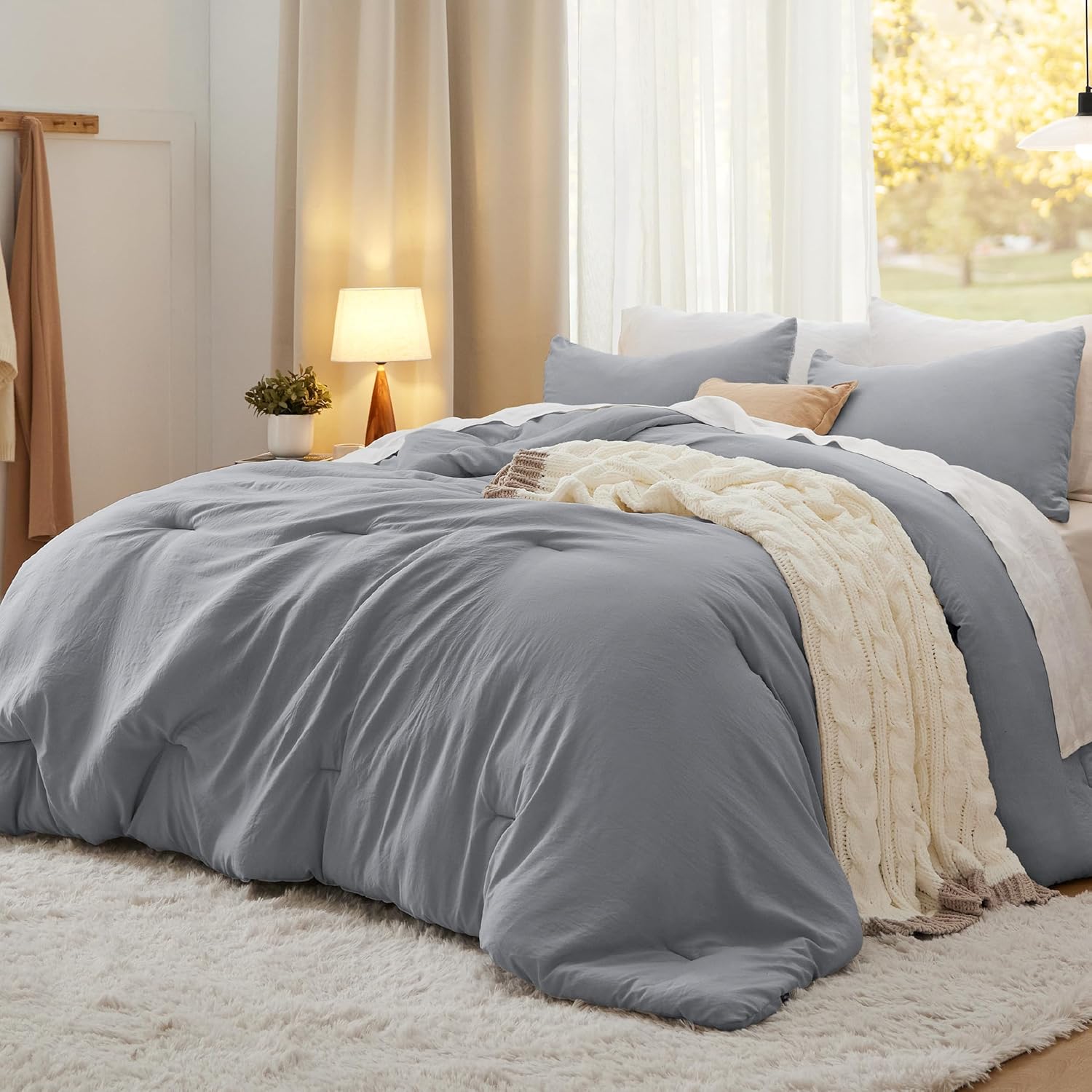 Bedsure Juego de edredón de tamaño King, edredón de cama prelavado suave gris para todas las estaciones, juegos de ropa de cama cálida de 3 piezas,