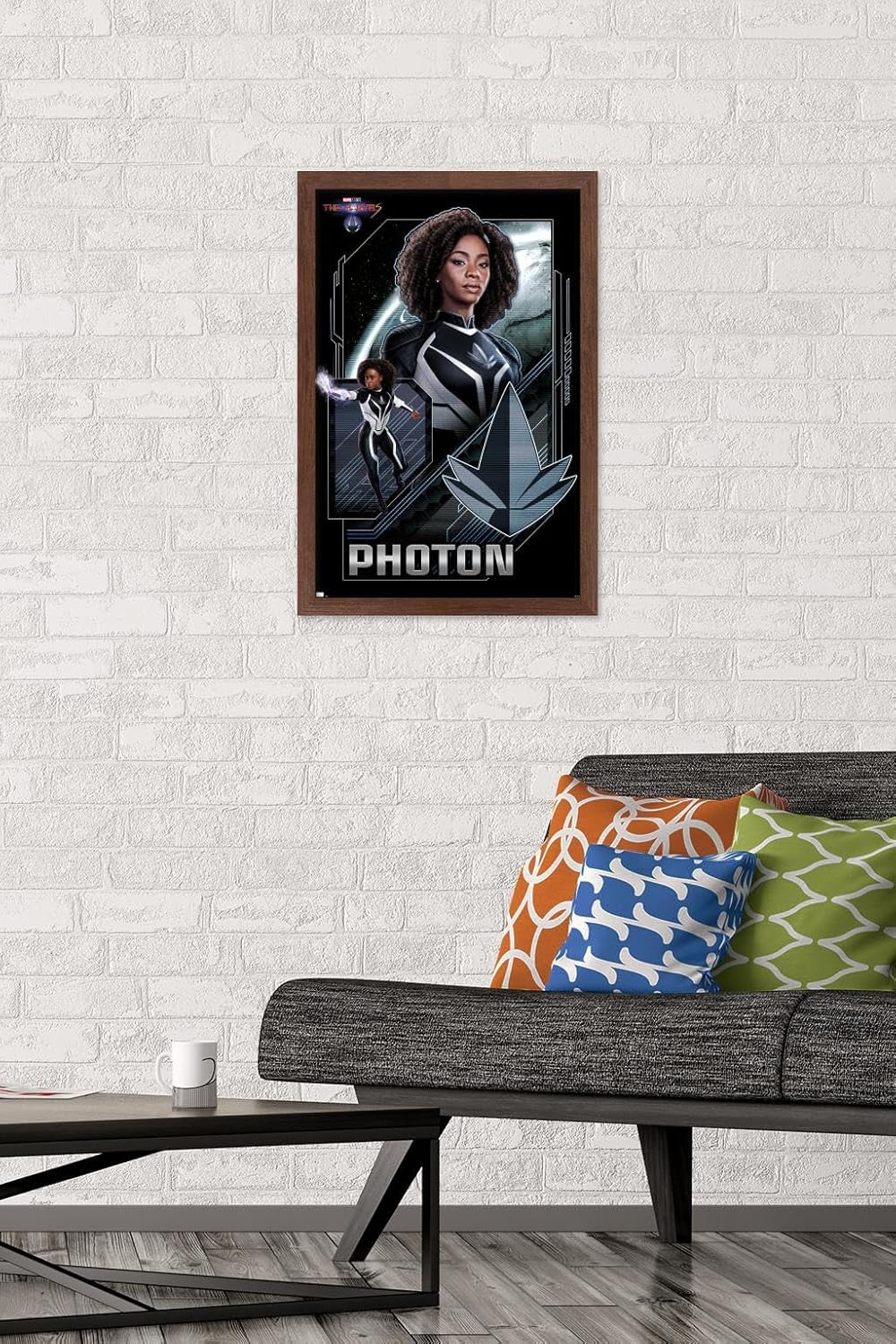 Trends International Marvel The Marvels – Póster de pared con fotón, 14.72 x 22.37 pulgadas, versión enmarcada de caoba