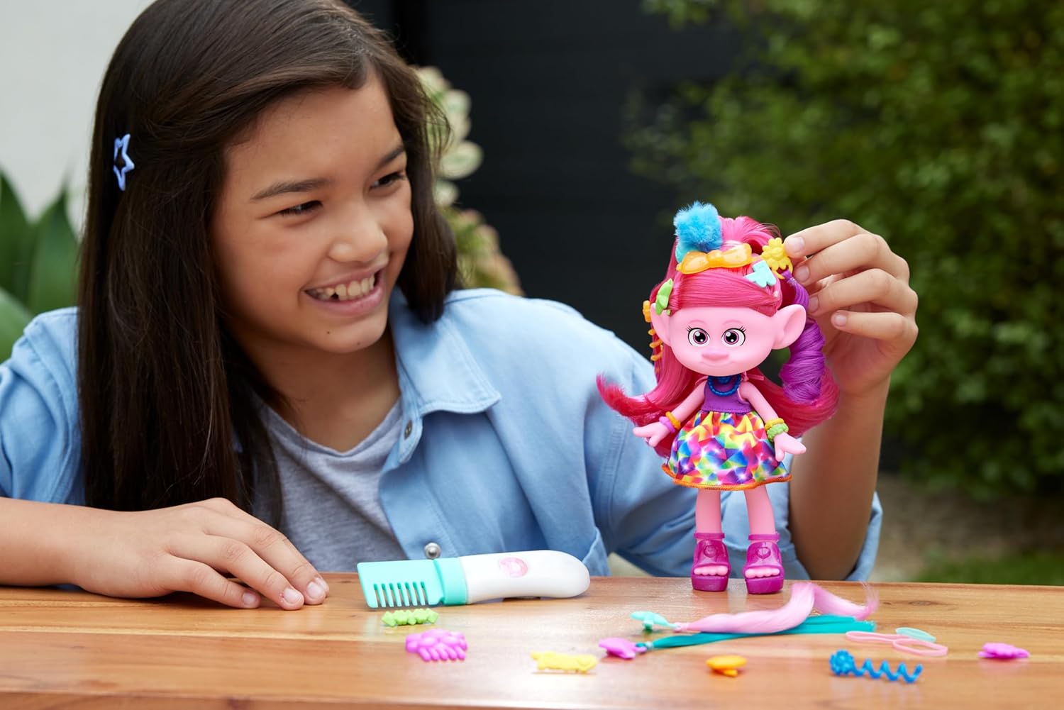 Mattel Muñeca DreamWorks Trolls Band Together y más de 15 accesorios, muñeca de moda Queen Poppy con peine de purpurina