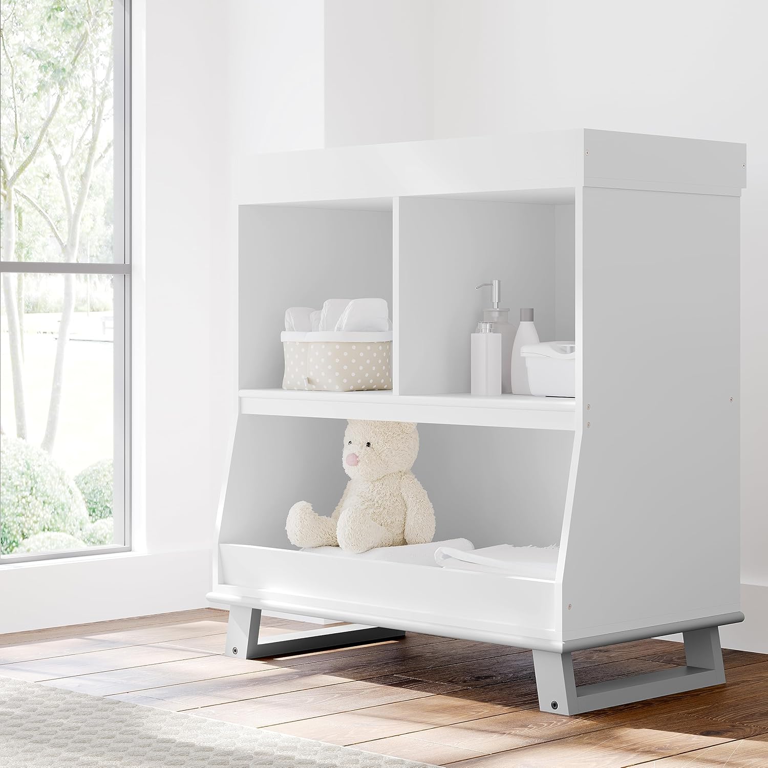 Storkcraft – Moderna mesa cambiadora con almacenamiento (blanco con gris guijarro)  Certificado GREENGUARD Gold, cambiador extraíble, se adapta a