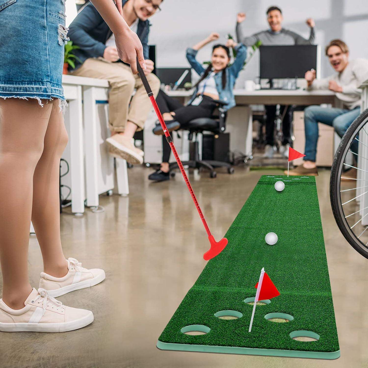 Juego de putting de golf de 11 pies, cubierta de 2 agujeros con bandera, 6 pelotas de golf, 10 cubiertas para agujeros de golf, 1 bolsa, 2 tapetes
