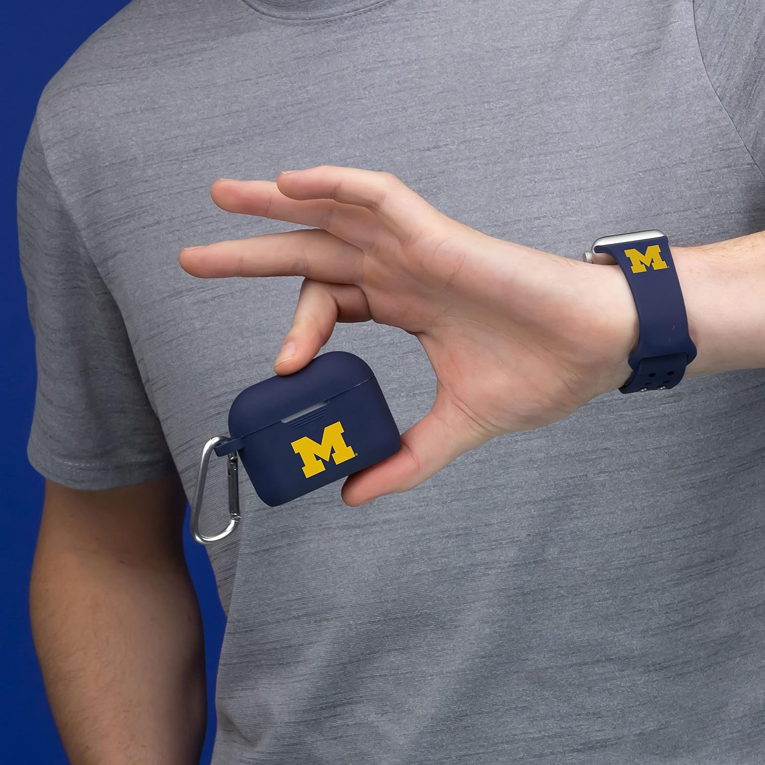 Affinity Bands Michigan Wolverines – Paquete combinado de correa deportiva de silicona y funda compatible con Apple Watch y AirPods Pro